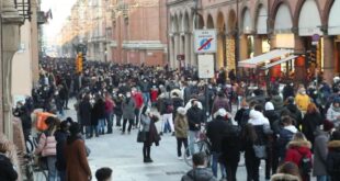 piazza affollata di gente