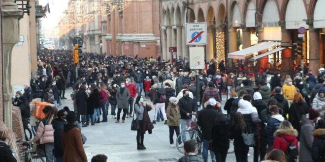 piazza affollata di gente